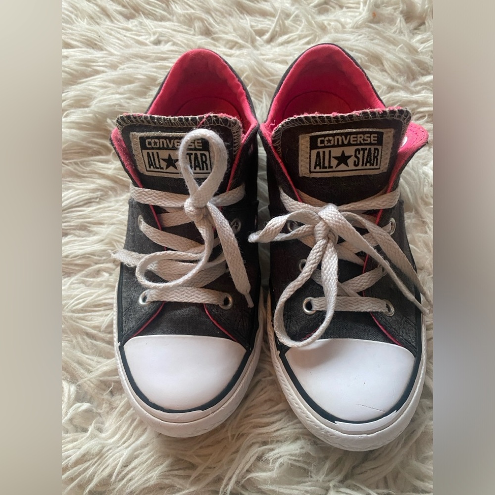 Converse shoes these fit like a youth 4 but the size tag is missing.
